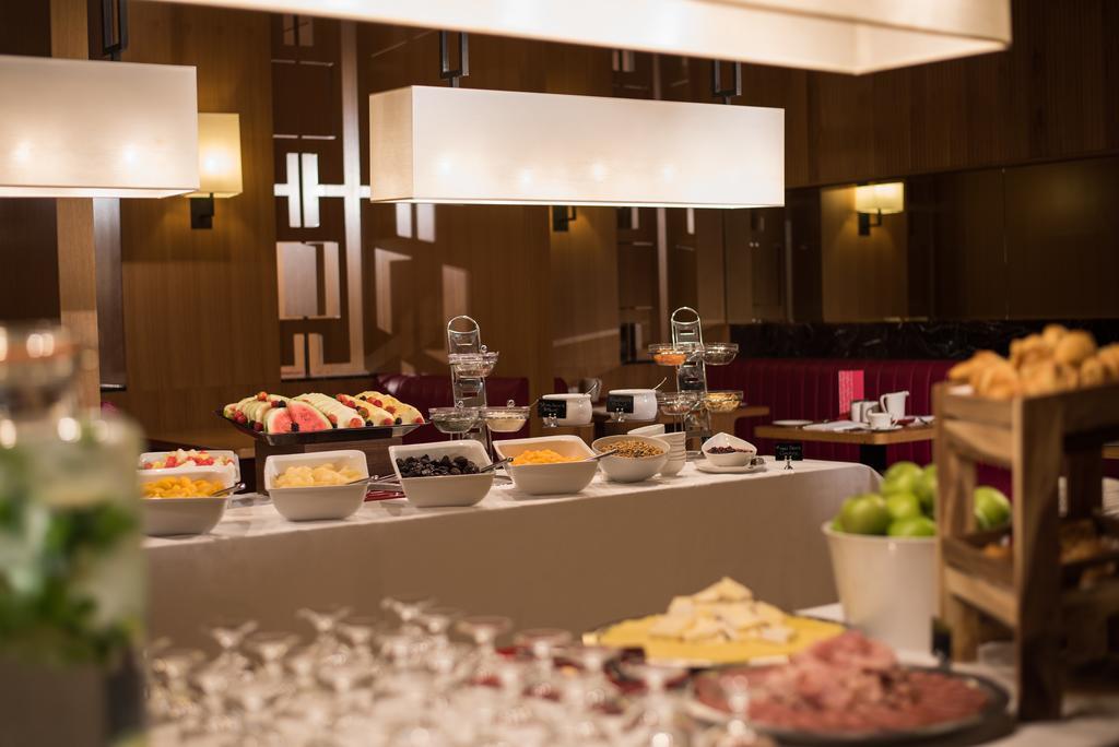 The Fitzwilliam Hotel Belfast Exterior foto The buffet at the hotel